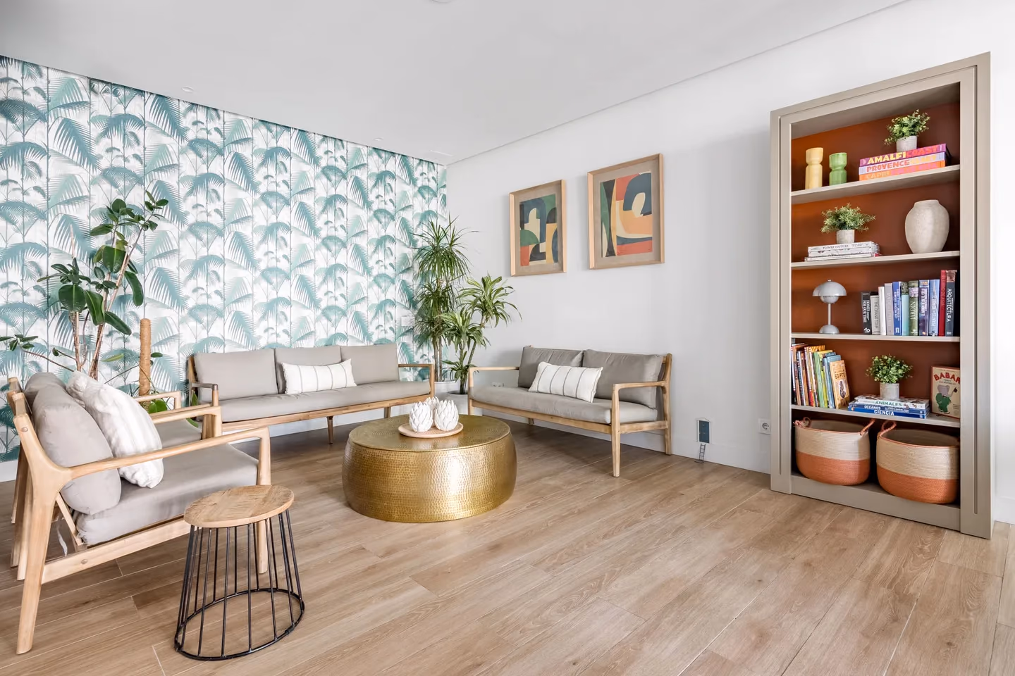 Sala de espera de Ortodoncia Gutiérrez Mosquera, con asientos de madera y plantas