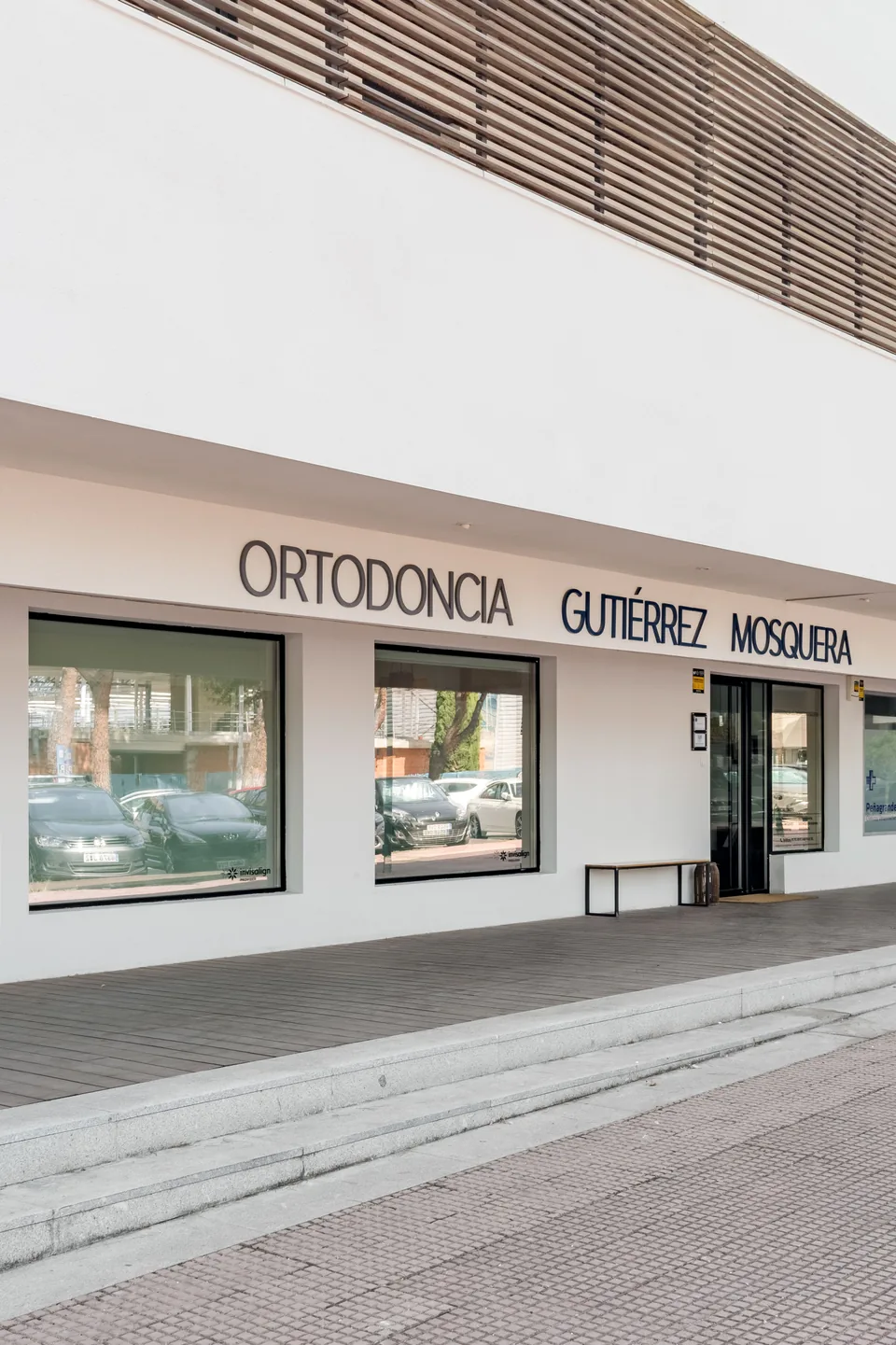 Fachada, rótulo y puerta de entrada de Ortodoncia Gutiérrez Mosquera en Plaza de Italia, 4